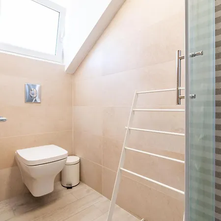 Two Friends Palace ゲストハウス 3*