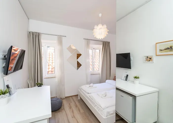 Two Friends Palace ゲストハウス 3*